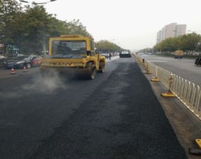 楓橋湖路路面改造工程今日進行瀝青混凝土攤鋪
