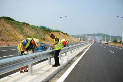 煙臺濱海路蓬萊段公路工程完成全路段瀝青鋪設(shè)，助力區(qū)域交通升級
