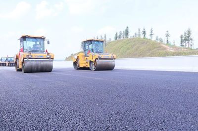 尋龍高速建設新進展 ATB-25上基層試驗段啟動攤鋪，路橋附屬工程勞務分包同步推進